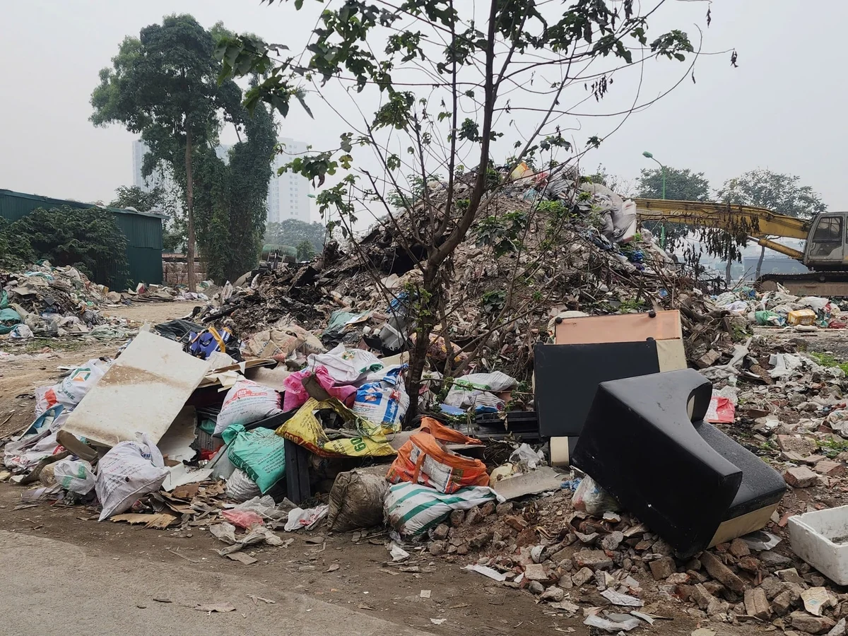 H&igrave;nh ảnh tr&aacute;i ngược ở những khu d&acirc;n cư &iacute;t được ch&uacute; &yacute; hơn: R&aacute;c thải chất đống, lộn xộn, nhếch nh&aacute;c. Ảnh: Ho&agrave;ng Hiền.