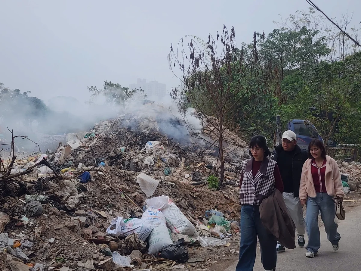 B&atilde;i r&aacute;c n&agrave;y l&agrave; nơi thường xuy&ecirc;n xảy ra t&igrave;nh trạng đốt r&aacute;c d&ugrave; xung quanh l&agrave; khu d&acirc;n cư đ&ocirc;ng đ&uacute;c, trường học. Ảnh:&nbsp;Ho&agrave;ng Hiền.